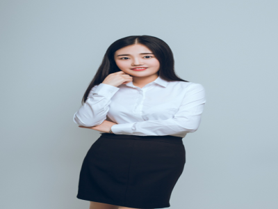 蔣娟：中學(xué)語文教師，貴州師范大學(xué)研究生，文學(xué)碩士，漢語言文字學(xué)專業(yè)，多次獲得專業(yè)獎(jiǎng)學(xué)金，并在重要期刊上發(fā)表多篇文章