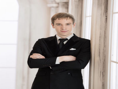 Joe Lubojanski , 畢業(yè)于英國西部大學(xué)，獲得商業(yè)研究和經(jīng)濟(jì)學(xué)學(xué)士學(xué)位。后畢業(yè)于諾丁漢大學(xué)，獲得教育研究生證書和教育管理碩士學(xué)位。在留學(xué)部擔(dān)任經(jīng)濟(jì)學(xué)和英語老師。在重慶任教7年。曾擁有高級教師和學(xué)術(shù)主任等職務(wù)。喜歡運(yùn)動(dòng)和環(huán)游世界。