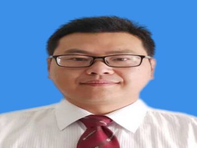 黃健:中學(xué)數(shù)學(xué)一級教師，12年教齡，長期擔(dān)任班主任，帶領(lǐng)過6屆高三參加高考，多名學(xué)生被一流大學(xué)錄取。曾擔(dān)任年級組長、數(shù)學(xué)教研組長，輔導(dǎo)多名學(xué)生在希望杯全國邀請賽和全國數(shù)學(xué)奧賽中獲獎(jiǎng)，多次評為校優(yōu)秀班主任、優(yōu)秀教師、骨干教師。獲貴州省六盤水市骨干班主任榮譽(yù)稱號。   六枝特區(qū)第六屆高中數(shù)學(xué)優(yōu)質(zhì)課評委，六盤水市2017屆高中數(shù)學(xué)質(zhì)量監(jiān)測考試命題教師，2018年貴州省普通高中高考評卷教師，并評為優(yōu)秀