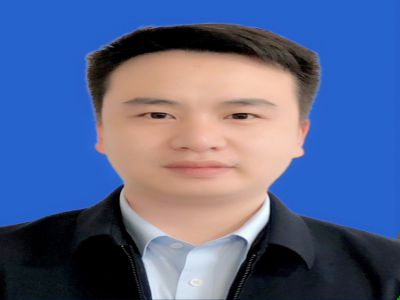 張蜀梁:35歲，中學(xué)一級教師大學(xué)本科，帶過九屆高三，成績優(yōu)異，性格活潑開朗，熱愛寫作。曾獲地市級先進(jìn)班主任、地市級優(yōu)質(zhì)課競賽一等獎(jiǎng)、縣級高考先進(jìn)工作者