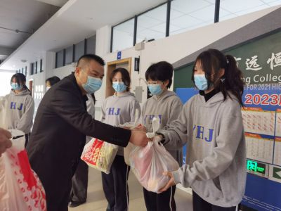 心系留校學(xué)生，情暖長壽湖畔——區(qū)教委領(lǐng)導(dǎo)慰問我校疫情期間周末留校學(xué)生